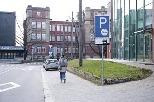 Aiškinsis, kas ir kodėl įrengė tokį kelio ženklą: jis piktina ne tik kauniečius