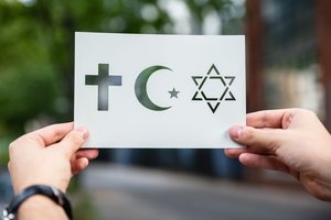 Dėl prieš LGBTQ nukreipto mokymo ir seksualinės prievartos žmonės vis labiau apleidžia religijas