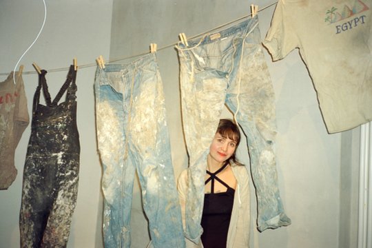 Ance Eikena prie savo instaliacijos “Mūsų dangiškasis Tėvas“.