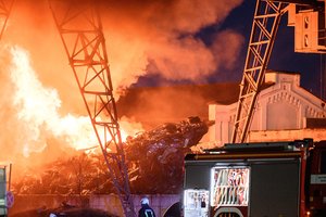 Po didžiulio gaisro vilnietė nedrįsta eiti į lauką: specialistai pasakė, ar teršalai dar kelia pavojų sveikatai