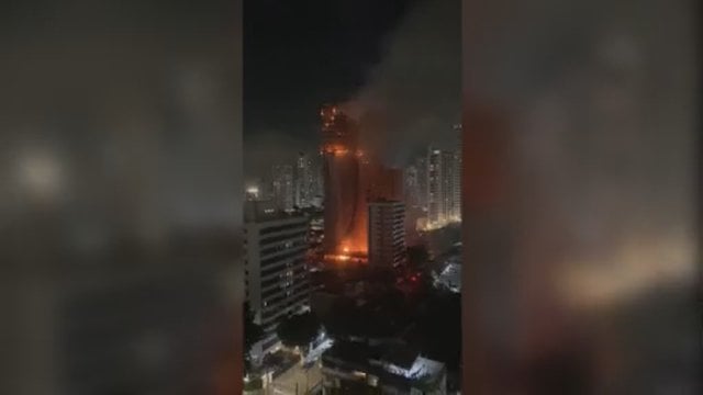 Juodi dūmai virš Brazilijos – užsiliepsnojo statomas daugiabutis: aukų pavyko išvengti