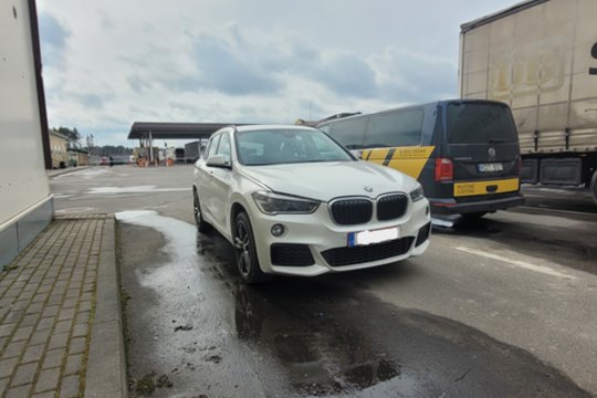 Vilniaus teritorinės muitinės pareigūnai sulaikė per Šalčininkų kelio postą Baltarusijos piliečio vairuotą „BMW X1“.
