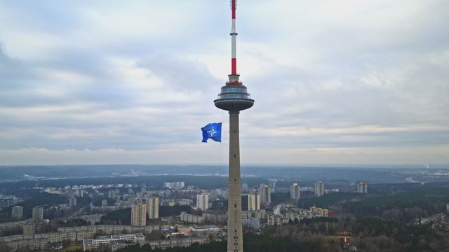 NATO narystės metinių proga – įspūdingas reginys: užfiksavo televizijos bokšte plevėsuojančią vėliavą