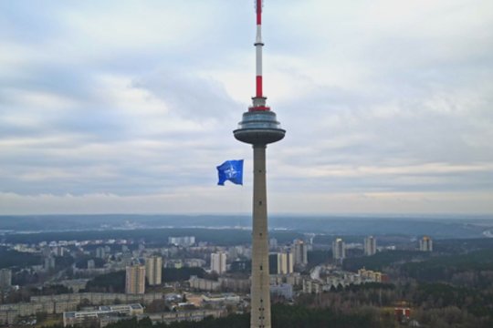 NATO narystės metinių proga – įspūdingas reginys: užfiksavo televizijos bokšte plevėsuojančią vėliavą