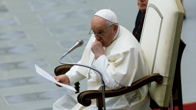 Popiežius nedalyvavo naktinės Kryžiaus kelio procesijoje: skelbiama – pontifiką kamuoja infekcijos padariniai