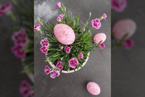 Žaismingas kiaušinių dažymo būdas su burokėliais: mėgaukites rožiniais margučiais