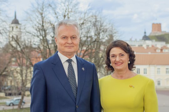 Šventinis prezidento G. Nausėdos ir pirmosios ponios Dianos sveikinimas: linki pajausti vienybę