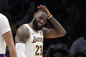 Tritaškių rekordą pakartojęs L. Jamesas užtikrino „Lakers“ pergalę
