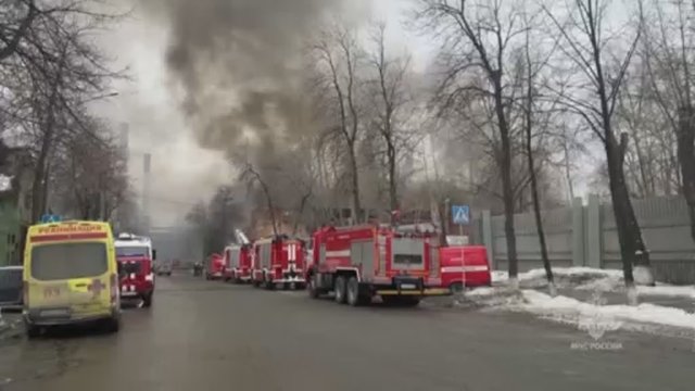 Rusijos Jekaterinburgo mieste užsiliepsnojo staklių dirbtuvės – vietoje dirba pusšimtis ugniagesių