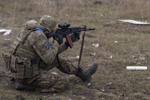 Iš NATO – naujas siūlymas Ukrainos apginklavimui, trūkstant karių gynėjai mobilizuos jaunesnius žmones