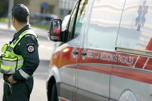 Panevėžyje motociklui susidūrus su automobiliu nukentėjo trys žmonės