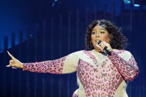 Seksualiniu priekabiavimu kaltinama Lizzo nutraukė muzikinę veiklą: pavargo nuo patyčių