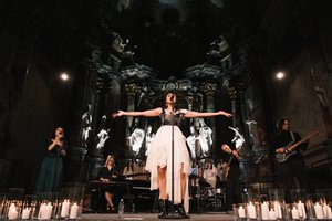 Atlikėja Godo Yorke išleidžia dainą, gyvai įrašytą Šv. Kotrynos bažnyčioje: tai kūrinys apie šviesą po tamsiausių laikų