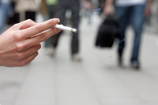 Tyrėjai atrado ryšį, galintį paaiškinti, kodėl moterys greičiau nei vyrai tampa priklausomos nuo nikotino.