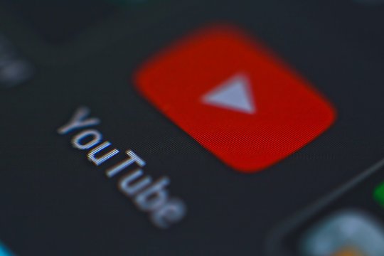 ​„YouTube“ teigia, kad šimtai tūkstančių kūrėjų dabar gauna atlyginimą už trumpo formato vaizdo įrašų (angl. Shorts) skelbimą platformoje, nes ji stengiasi konkuruoti su tokiomis platformomis kaip „TikTok“ ir „Instagram“.