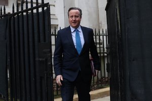 D. Cameronas ragina NATO nares didinti išlaidas gynybai