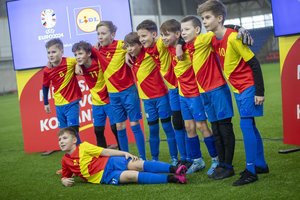 Istorinis įvykis – su „Lidl“: net 11 vaikų iš Lietuvos lydės UEFA „EURO 2024“ futbolininkus