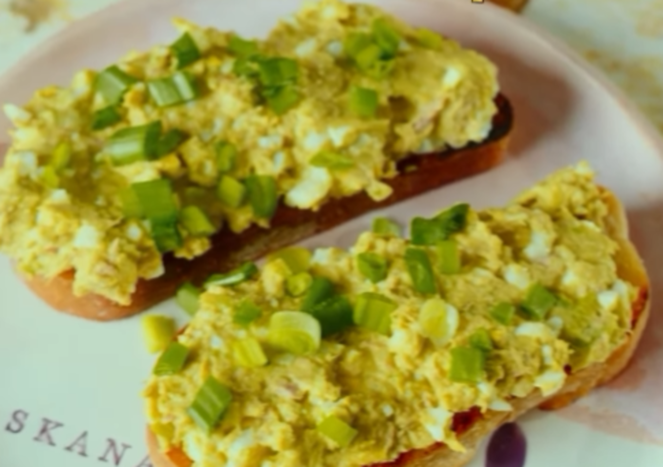 Skrebučiai su užtepėle.<br>Instagram stopkadras.