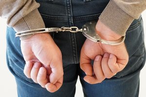 Sostinės Fabijoniškių, Lazdynų mikrorajonuose, Lentvaryje sulaikyti galimai narkotikus platinę asmenys