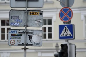 Susisiekimo ministerija: kelio ženklų dizaino keitimas pagal kitų valstybių pavyzdžius stokotų teisinio pagrindo