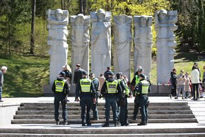 Desovietizacijos komisija siūlo nukelti „Vėliavnešių“ skulptūrą Ukmergėje: tai tipinis sovietinis paminklas