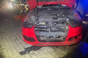 Jaunos poros kelionė naktį Kaune baigėsi itin skaudžiai: „Audi“ įsirėžus į medį, 19-metis prarado sąmonę
