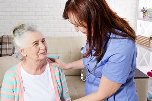 Ligonių kasos paaiškino, kas slaugos paslaugą namuose gali gauti nemokamai