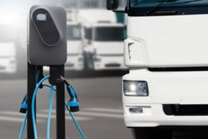 Elektra varomas sunkusis transportas Lietuvos keliuose: ekspertai įvardijo, kada jo sulauksime