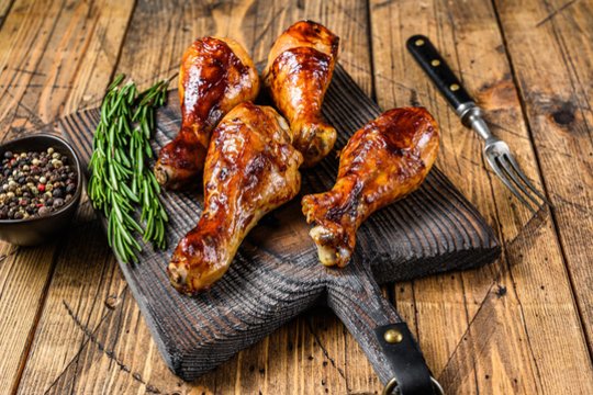 Net perpus pigiau ir tik 15 minučių darbo: „Iki“ siūlo išsikepti pasakiškai skanių BBQ blauzdelių su ypatingu garnyru