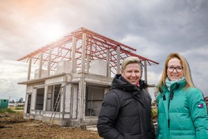 Dvi draugės Panevėžyje pastatė išskirtinį namą – jame įsikursiantiems ims plūsti pinigai