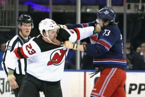 NHL pirmenybėse vos prasidėjus mačui įvyko masinės muštynės