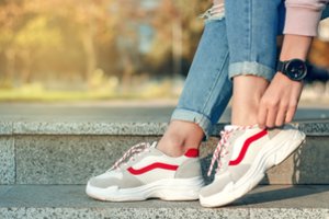 Pritrynė kojas? Vaistininkė atsakė, ar galima pradurti pūslę