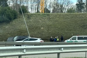Vilniaus vakariniame aplinkkelyje susidūrė du automobiliai – vienas rėžėsi į stulpą