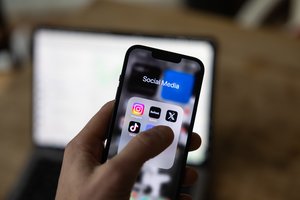 Viena didžiausių išmaniųjų telefonų gamintojų atleidžia šimtus darbuotojų