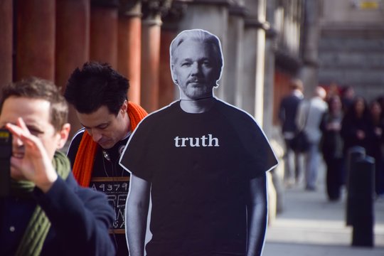 Tūkstančiai J.Assange’o šalininkų, kaip ir jo žmona Stella bei tėvas J.Shiptonas, įsitikinę, kad tinklalapio „WikiLeaks“ įkūrėją galima laikyti politiniu kaliniu.
