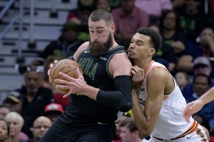 Gavo pamokų: J. Valančiūnas apstumdė jaunąjį V. Wembanyamą