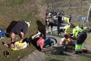 Kraupi avarija dviračių lenktynėse – „Tour de France“ čempionas atsidūrė ligoninėje