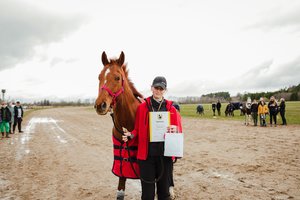 Ištvermės jojimo raiteliai rungėsi pirmosiose sezono varžybose: jauniausiam dalyviui – vos šešeri