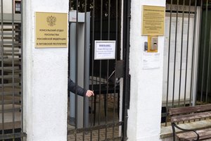 Vilniuje Molotovo kokteliais apmėtyta Rusijos ambasada