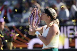 Pasaulio sporto savaitė: olandų pergalės dviračių lenktynėse ir žolės riedulio stadione bei D. Collins netikėtumai