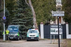 Vilniaus policija svarsto, ar po incidentų su Molotovo kokteliais stiprinti Rusijos ambasados apsaugą
