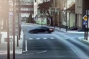 Pirmadienį Panevėžyje automobilis trenkėsi į medį – vairuotojas nelaukė, kol atvyks policija