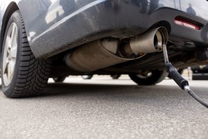 Aplinkosaugininkai ramina vairuotojus: už taršius automobilius kol kas baudžiami nebus