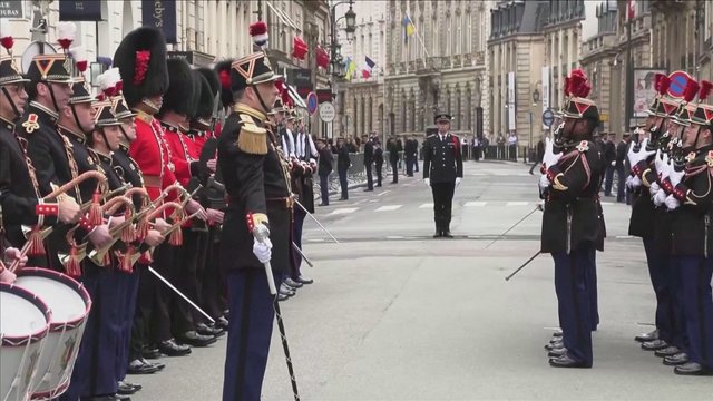 Paryžiuje – britų ir prancūzų sargybos eisena: švenčia jau 120 metų baigtas karines lenktynes