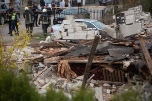 Garliavoje sprogimo banga sugriovė ne tik namą, bet ir išdaužė aplinkinių namų langus, apgadino tvorą