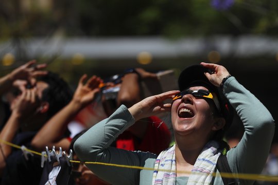  Žmonės Meksikoje ir JAV stebi saulės užtemimą.<br> EPA-ELTA nuotr.