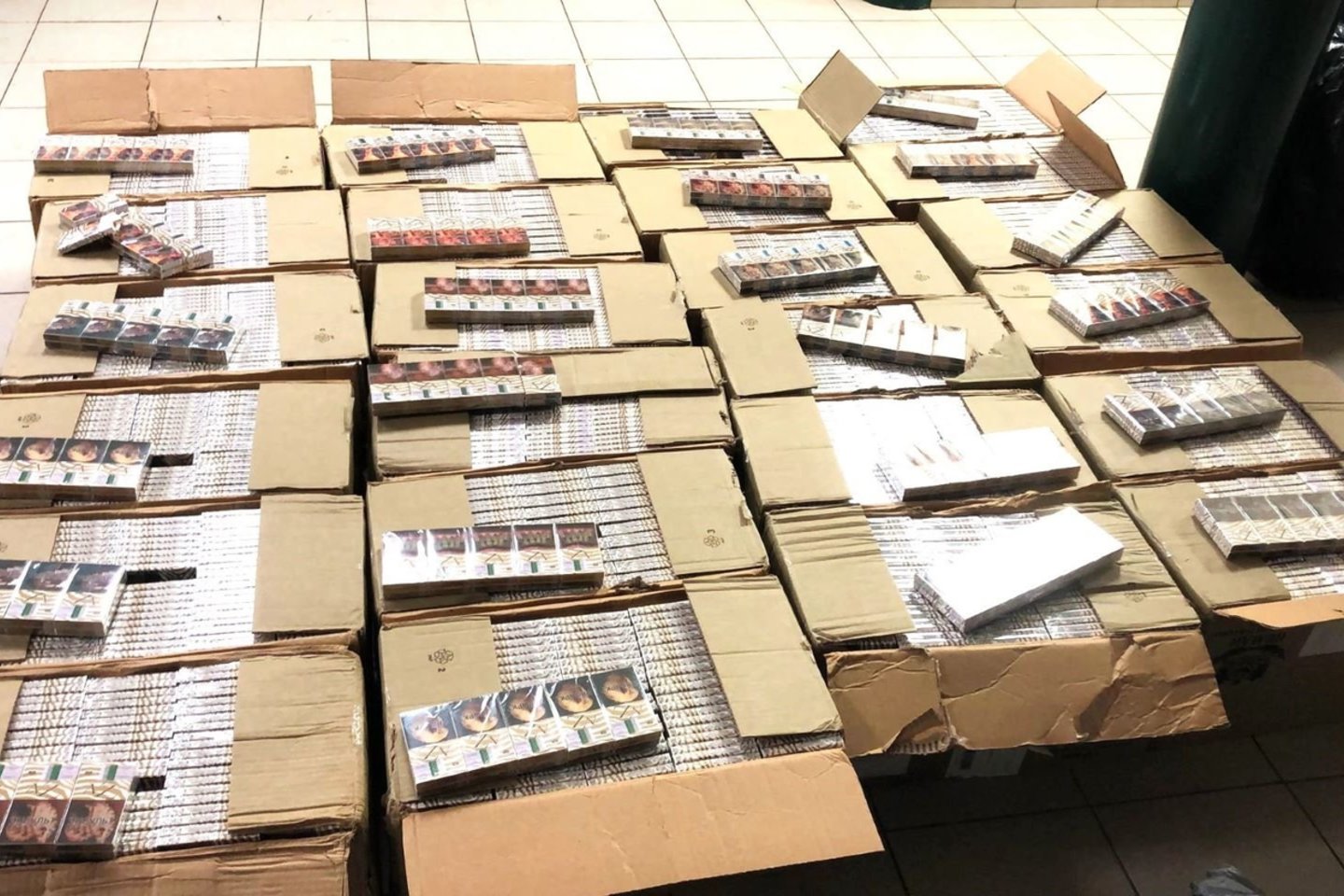 Automobilis ir cigaretės laikinai saugomi Varėnos pasienio rinktinės padalinyje.