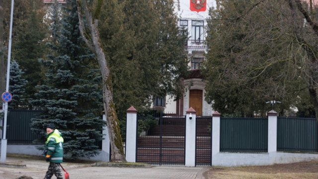 Sulaikytas asmuo, į Rusijos ambasadą galimai mėtęs butelius su degiu skysčiu