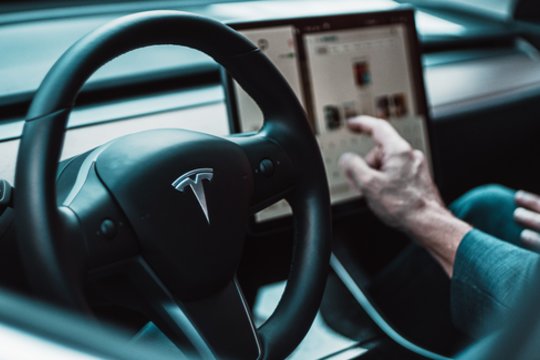 „Tesla“ atsisako gaminti itin pigų elektromobilį ir pereina prie „Robotaksi“ kūrimo.