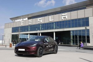 „Tesla“ atsikovojo lyderės poziciją elektromobilių rinkoje: prekyba aplenkė net kinų koncerną